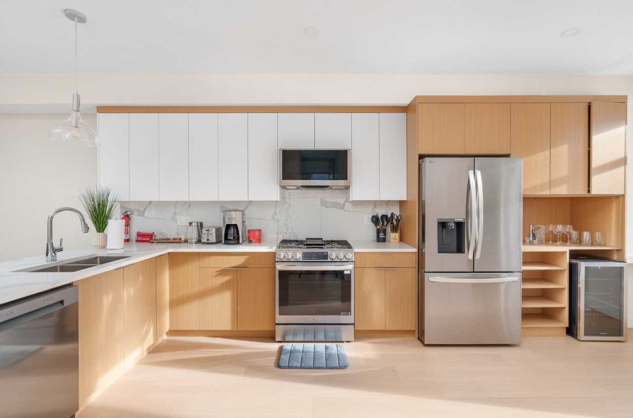 6983 204 Street #1382486P - Photo 3 of 43