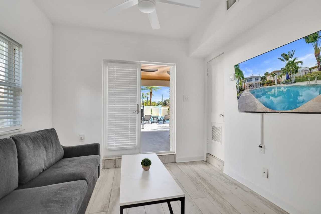 901 N Federal Hwy #1504087P - Photo 2 of 49