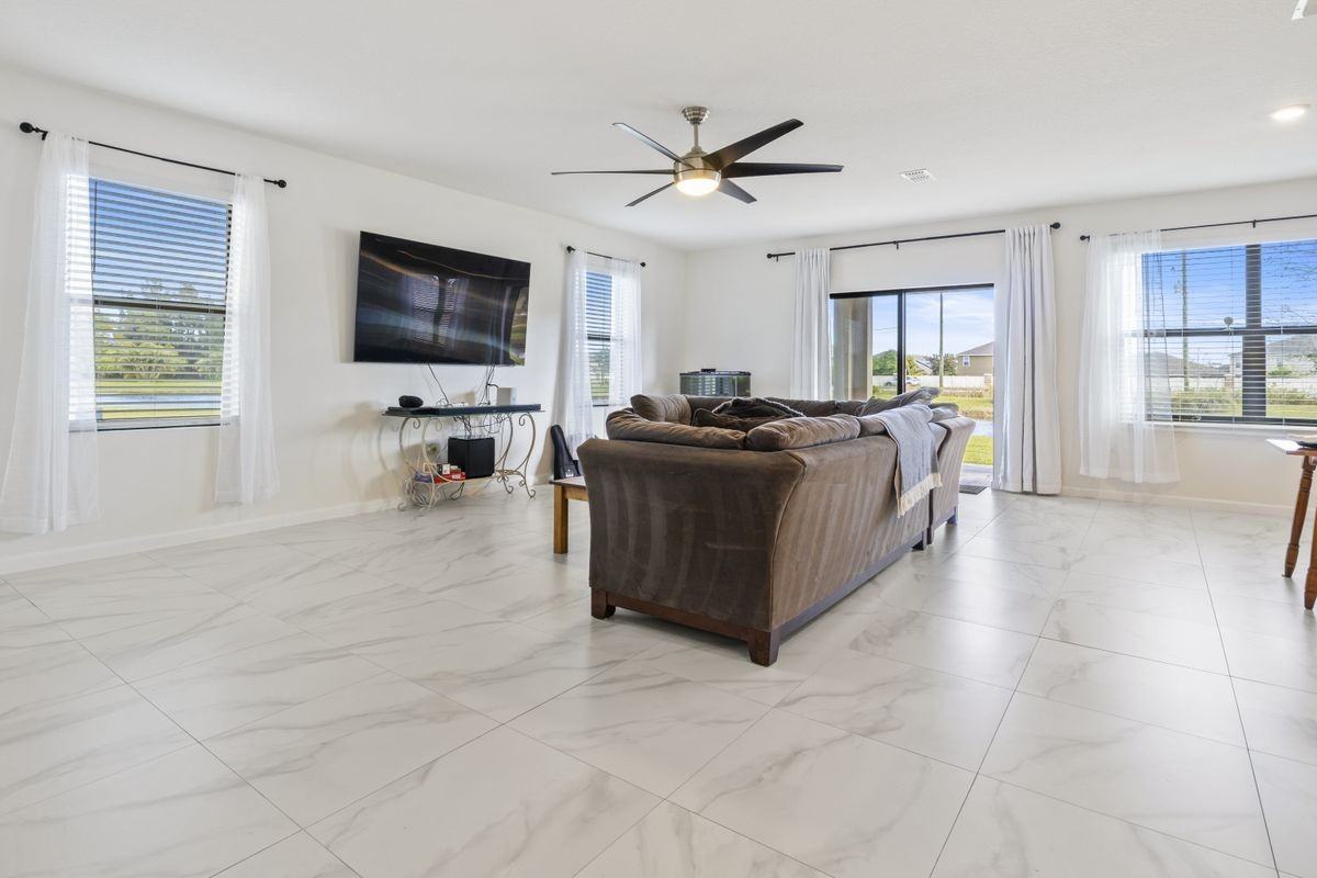 4416 Vermillion Dunes Ln - Photo 4 of 10