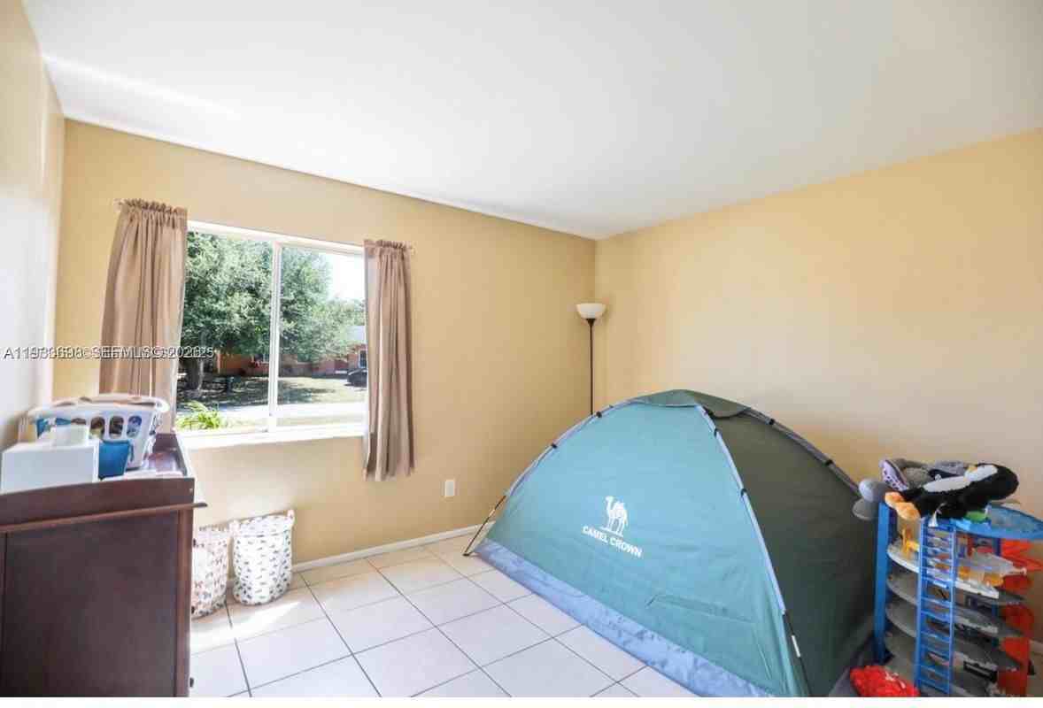 250 Sw Homeland Rd - Photo 3 of 18