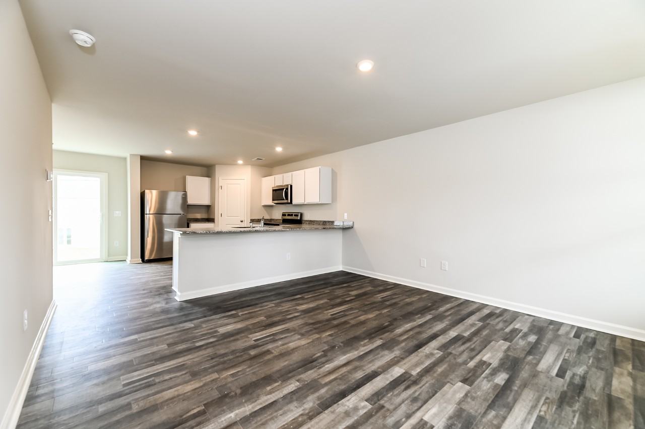 672 672 Savanac St SE - Photo 2 of 28