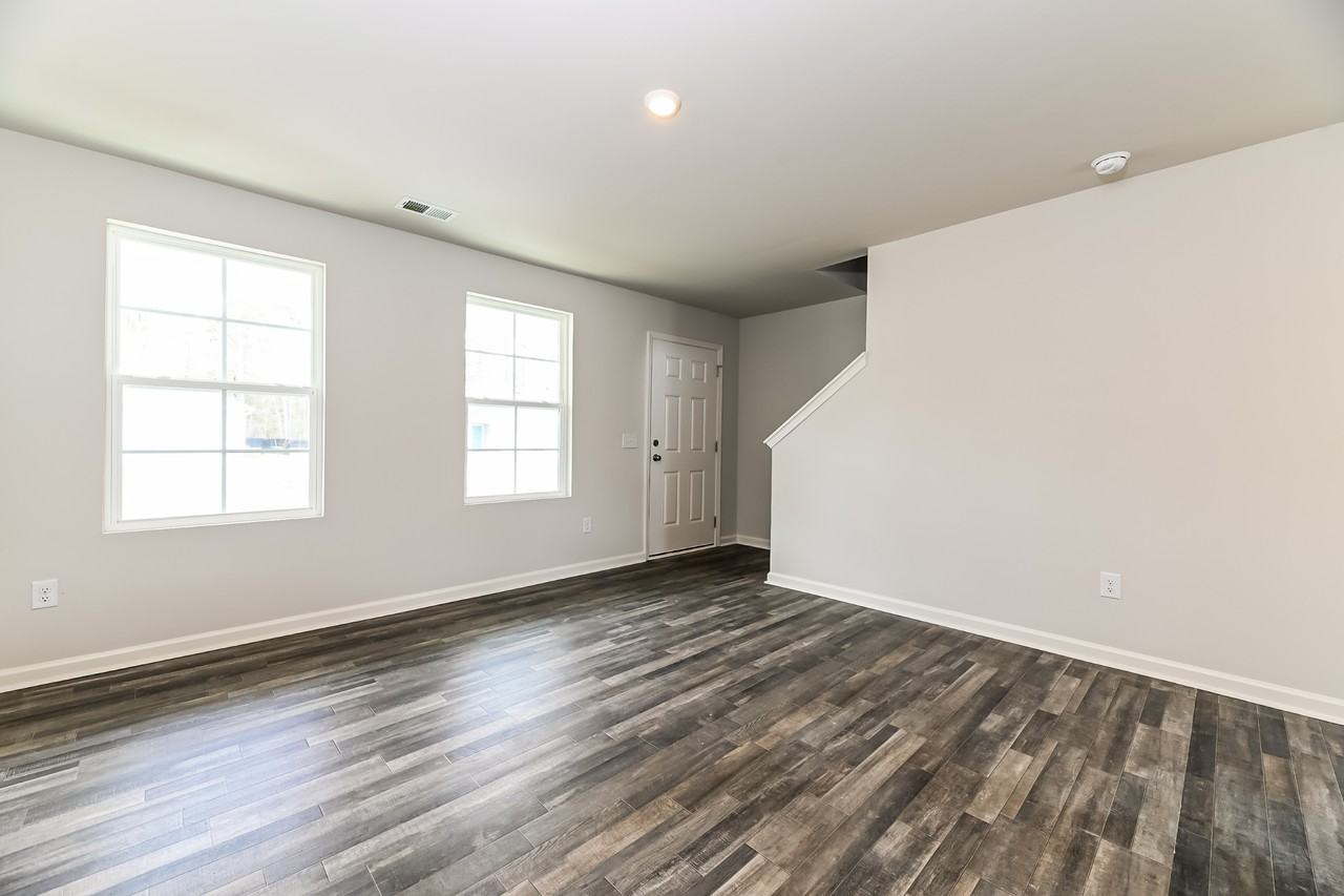 672 672 Savanac St SE - Photo 3 of 28