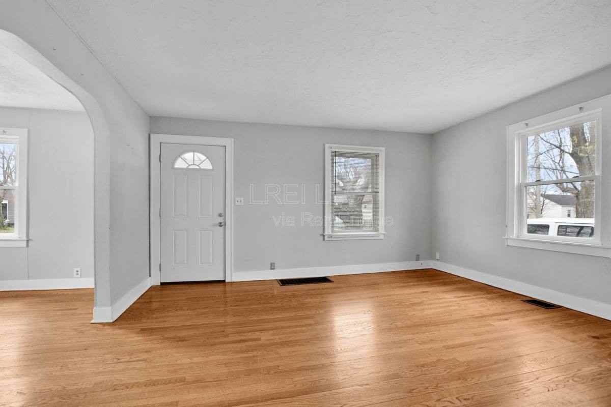 1722 Beechwood Ave - Photo 3 of 10