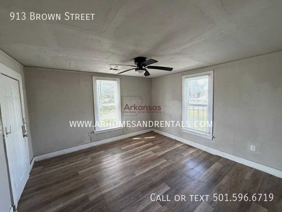 913 Brown St - Photo 2 of 9