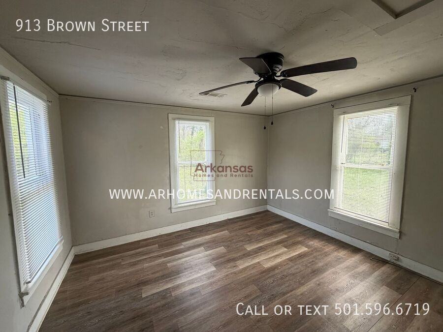 913 Brown St - Photo 3 of 9