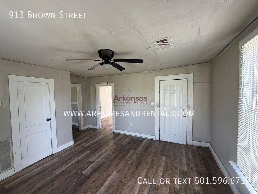 913 Brown St - Photo 5 of 9