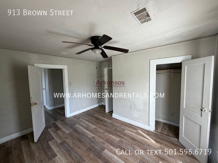 913 Brown St - Photo 6 of 9