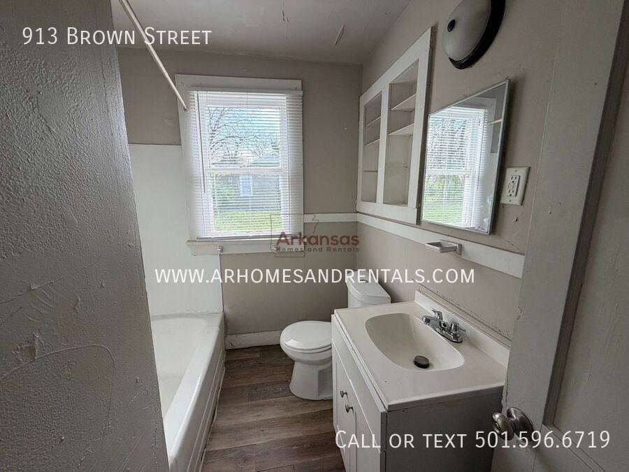 913 Brown St - Photo 7 of 9