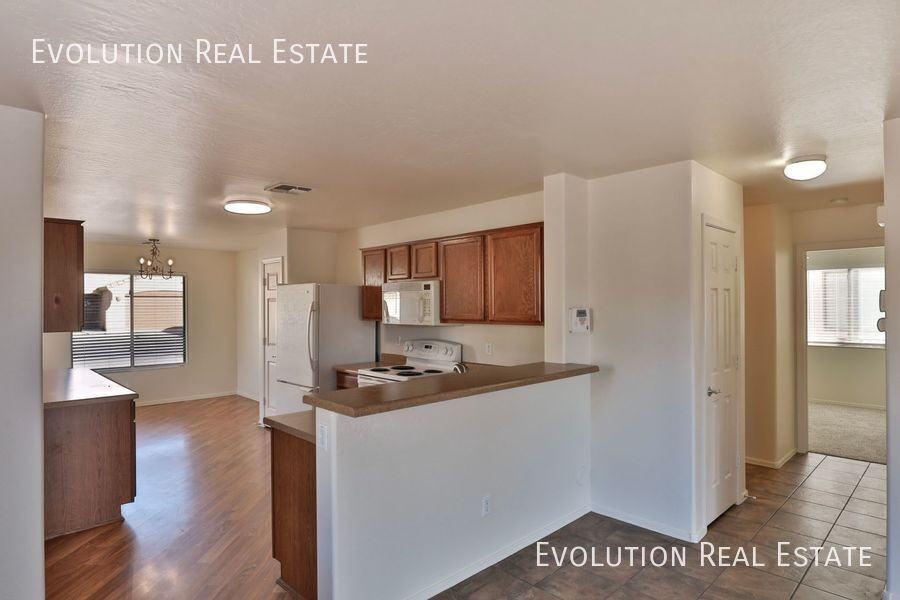 1561 E Maddison Cir - Photo 6 of 26