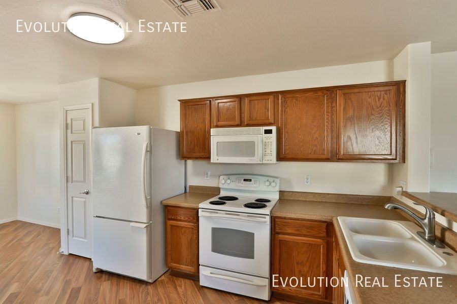 1561 E Maddison Cir - Photo 7 of 26