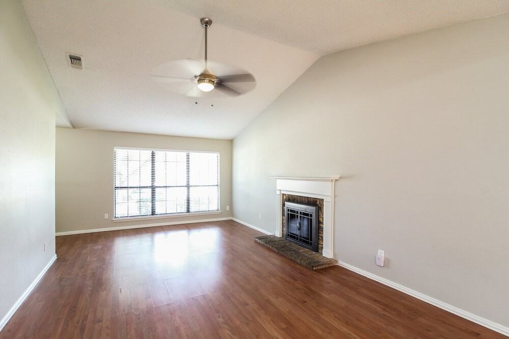 2534 Bentley Dr - Photo 3 of 15