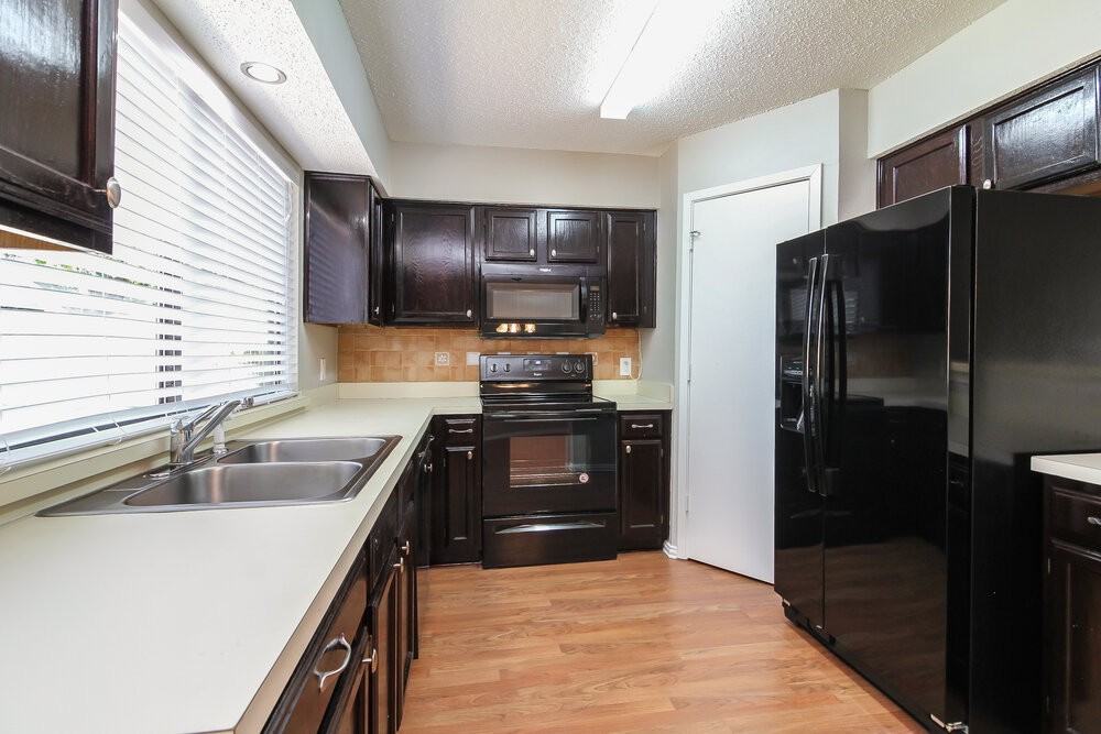 2534 Bentley Dr - Photo 4 of 15