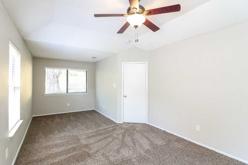 2534 Bentley Dr - Photo 6 of 15