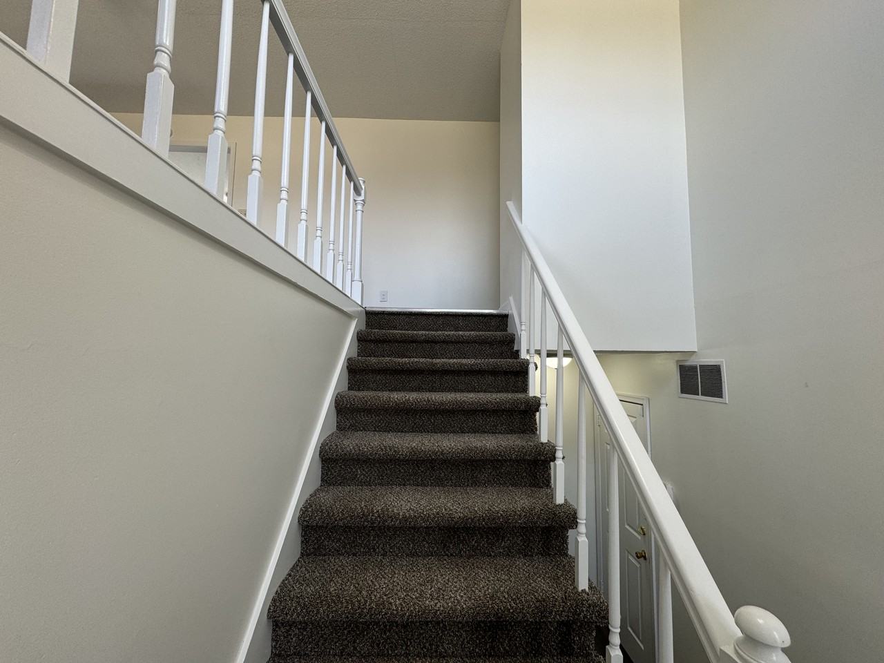 800 Holly Hedge Dr - Photo 3 of 45