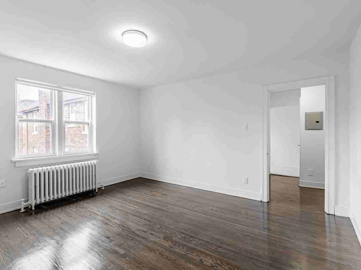 310-312 LONSDALE RD - Photo 5 of 10