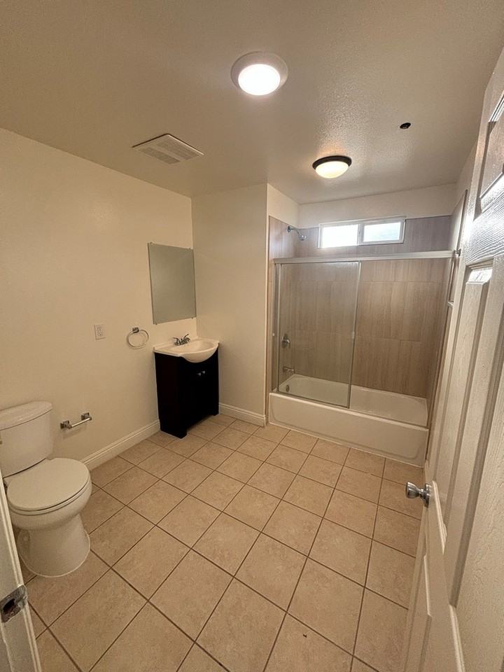 1337 West 55th Street - Photo 5 of 20