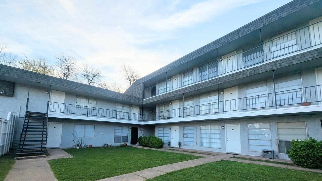 Sycamore Tree Condominiums - Photo 3 of 35