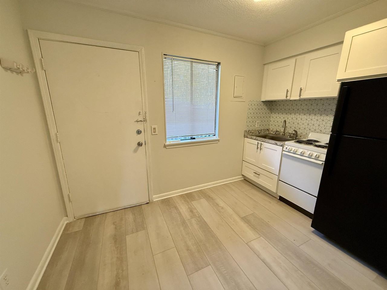 610 Putters Ln - Photo 3 of 13