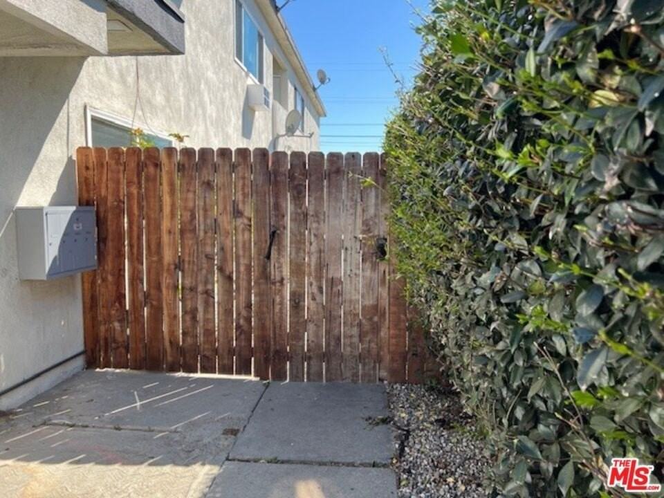 2210 S Sycamore Ave Apt 3 - Photo 2 of 15