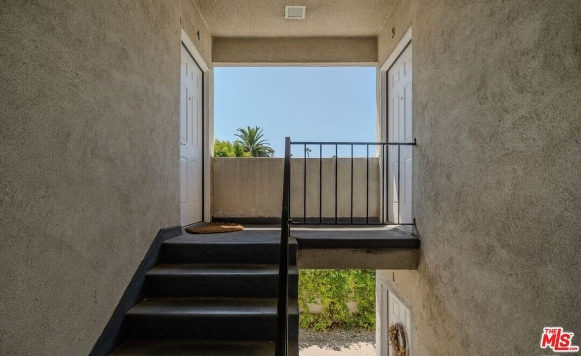 2210 S Sycamore Ave Apt 3 - Photo 3 of 15