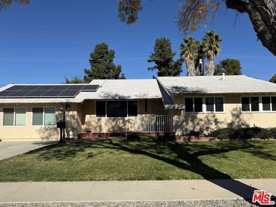 22341 Burton St - Photo 4 of 38