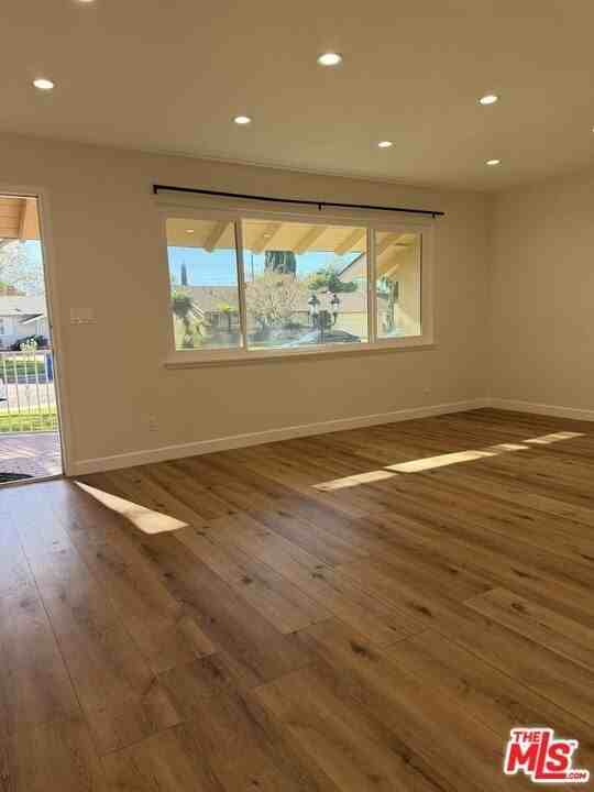 22341 Burton St - Photo 7 of 38