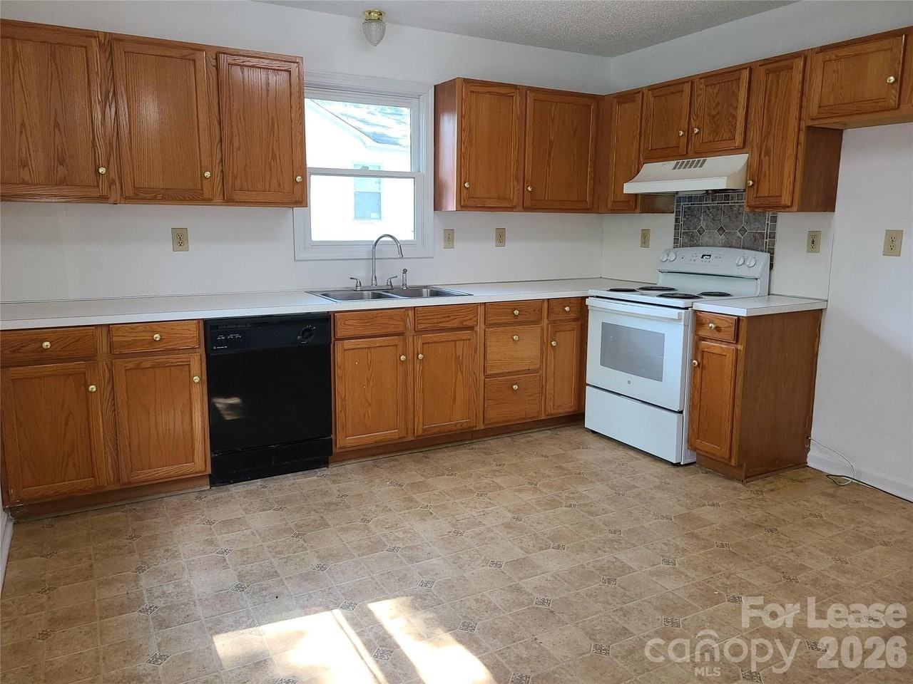 210 N Cloudman St - Photo 2 of 13