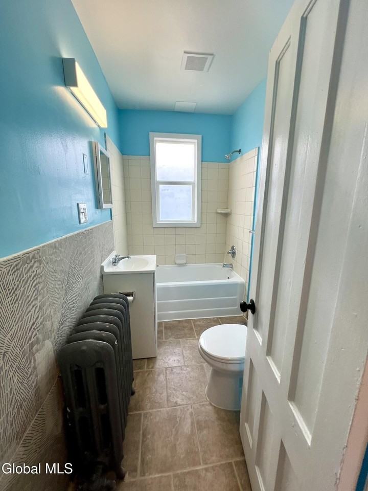 298-300 Locust Ave Unit 2 - Photo 6 of 13