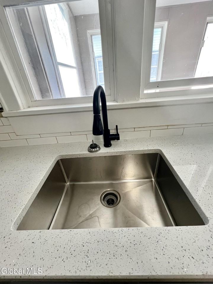 298-300 Locust Ave Unit 2 - Photo 7 of 13