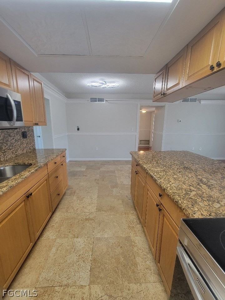 1372 Archer St Apt 4 - Photo 7 of 27