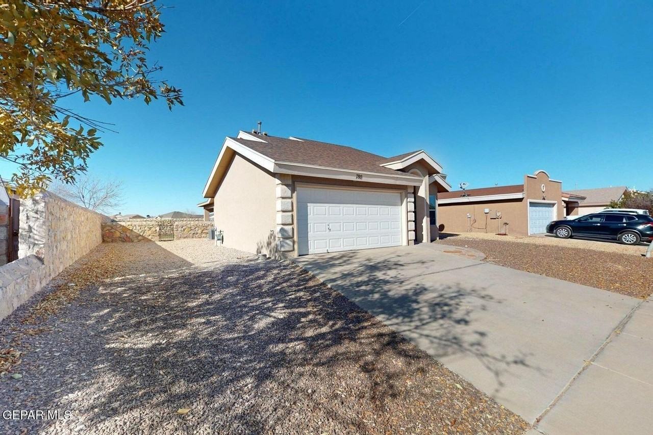 780 Desert Spring Dr - Photo 3 of 40