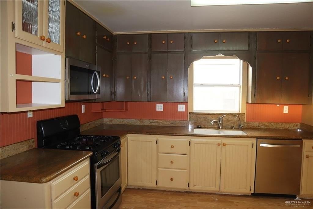 311 W 8th St - Photo 6 of 15