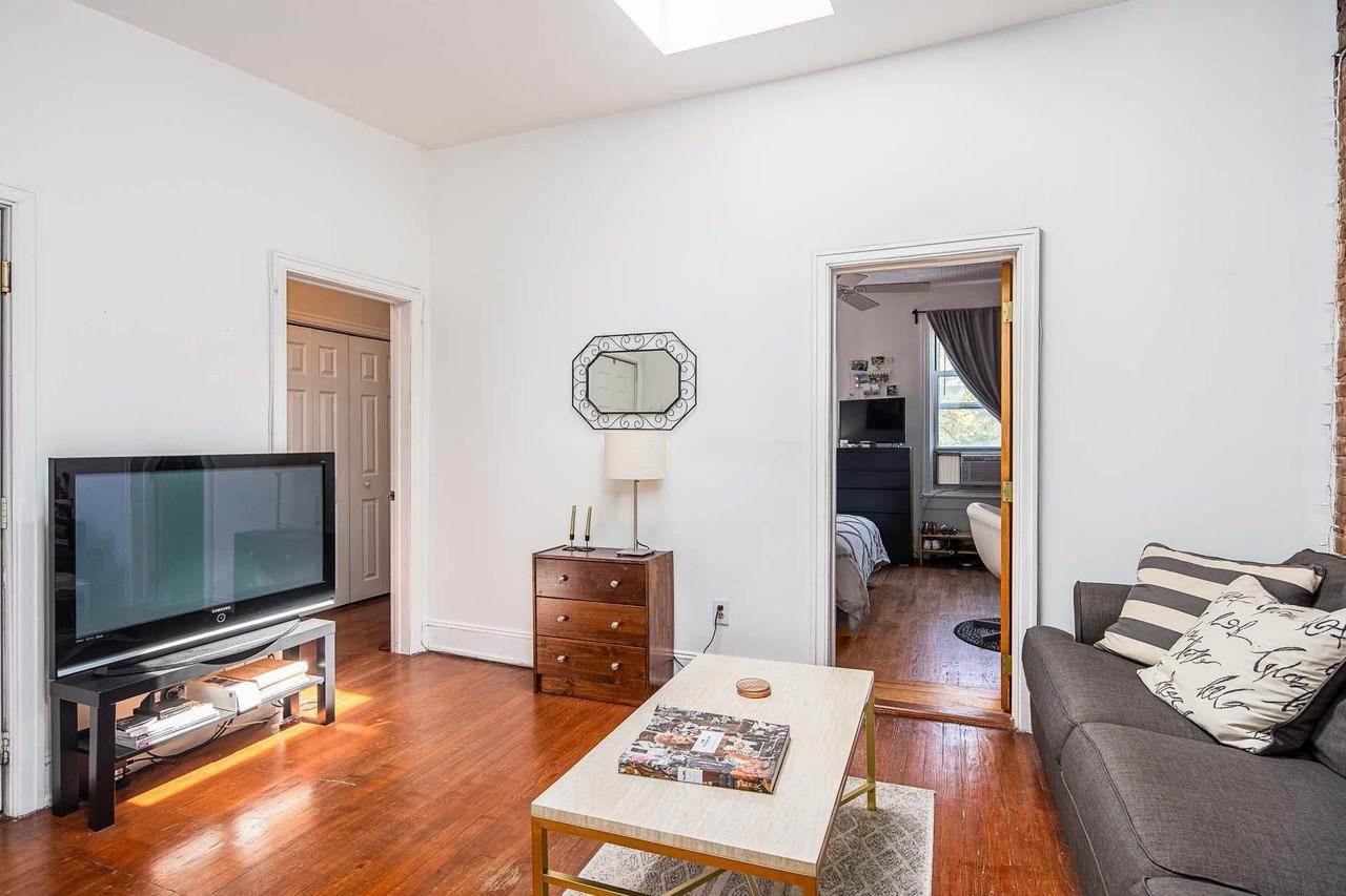 710 Bloomfield St #3 - Photo 4 of 13