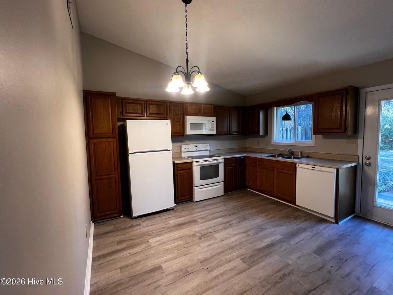 708 Pinewood Dr - Photo 4 of 9