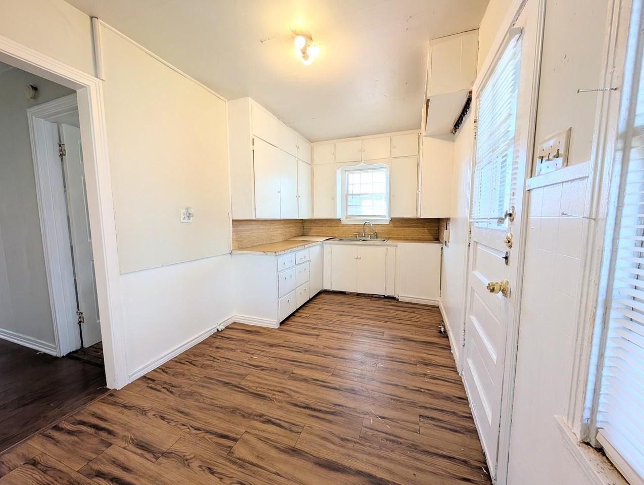 2823 33rd St - Photo 6 of 9