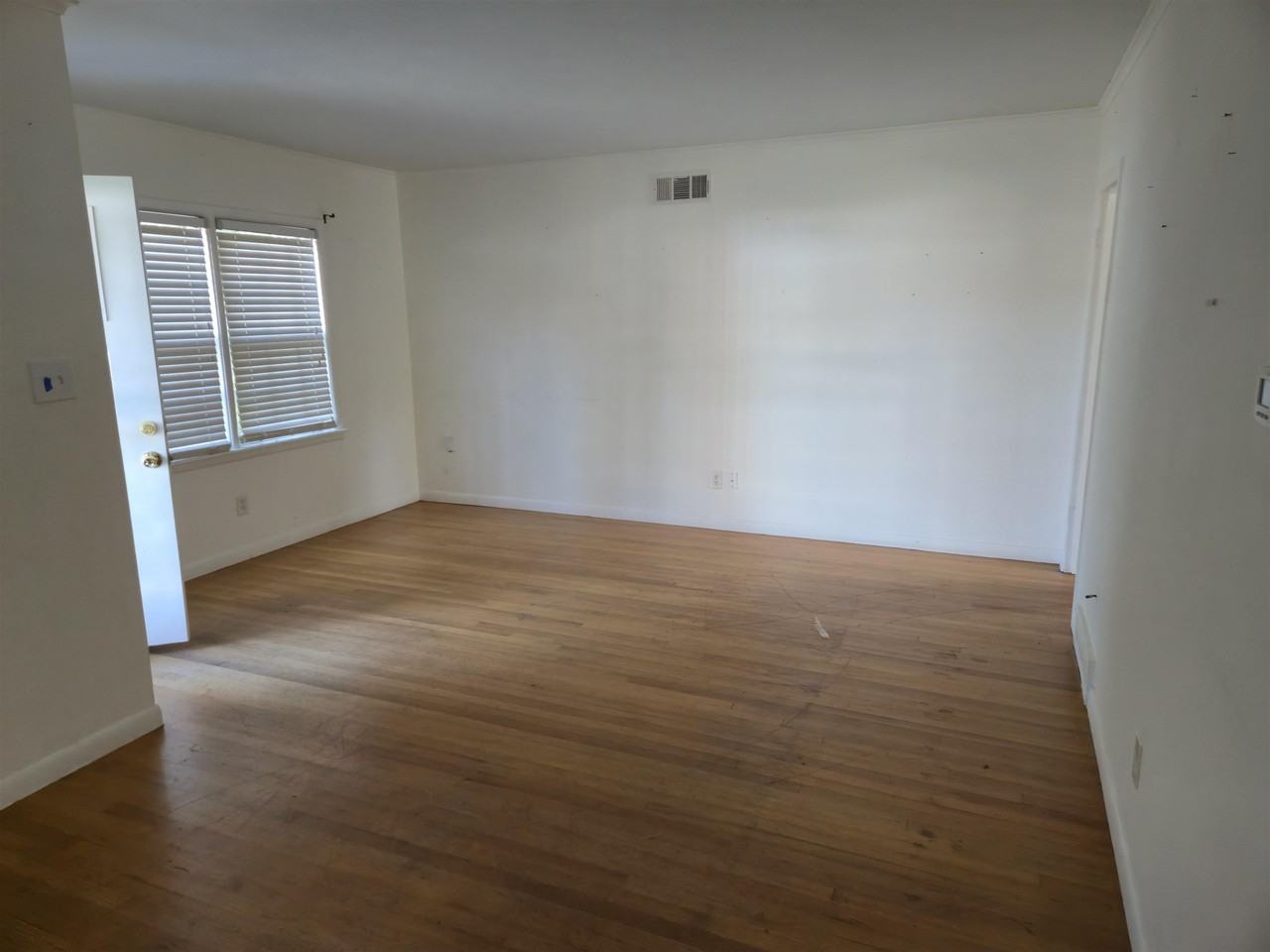 1517 Delmont Rd - Photo 3 of 9