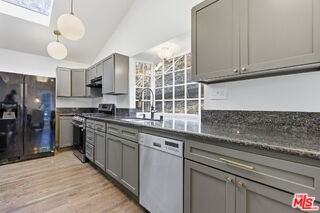 9820 Yoakum Dr - Photo 4 of 8