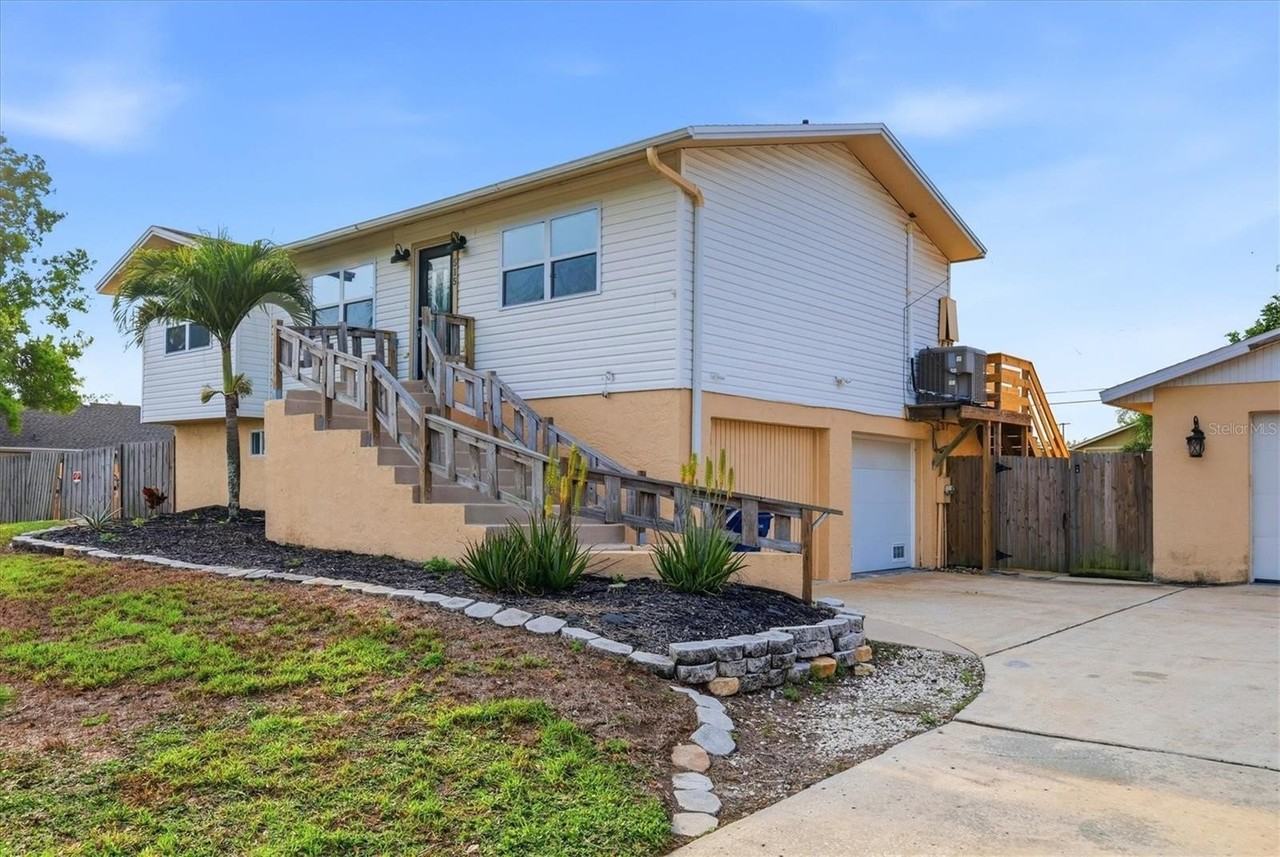 515 46th St W - Photo 3 of 32