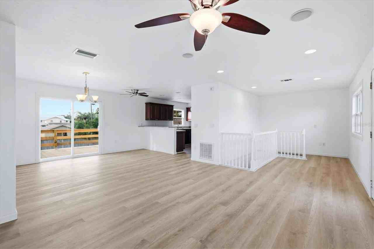 515 46th St W - Photo 5 of 32