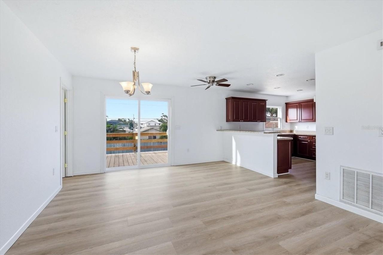 515 46th St W - Photo 7 of 32