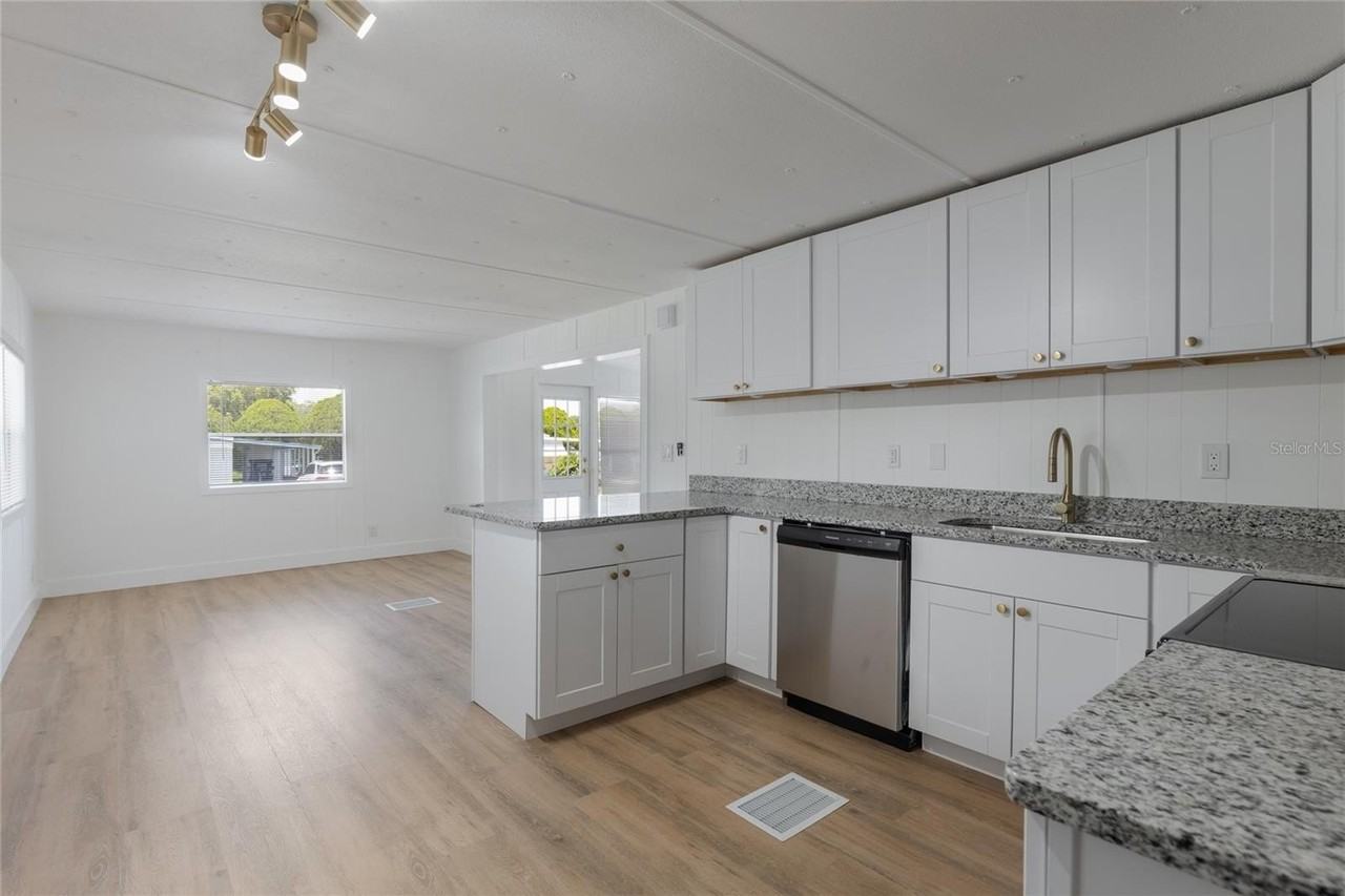 814 Roseapple Ave - Photo 5 of 20