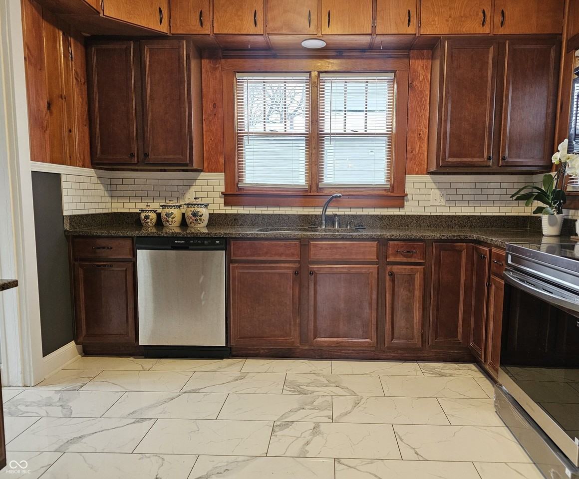 335 W 4th St - Photo 5 of 24