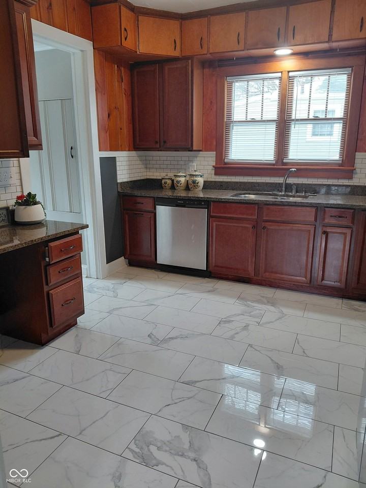 335 W 4th St - Photo 6 of 24