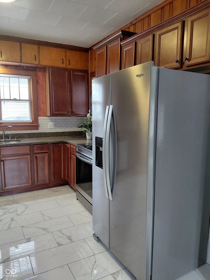 335 W 4th St - Photo 7 of 24