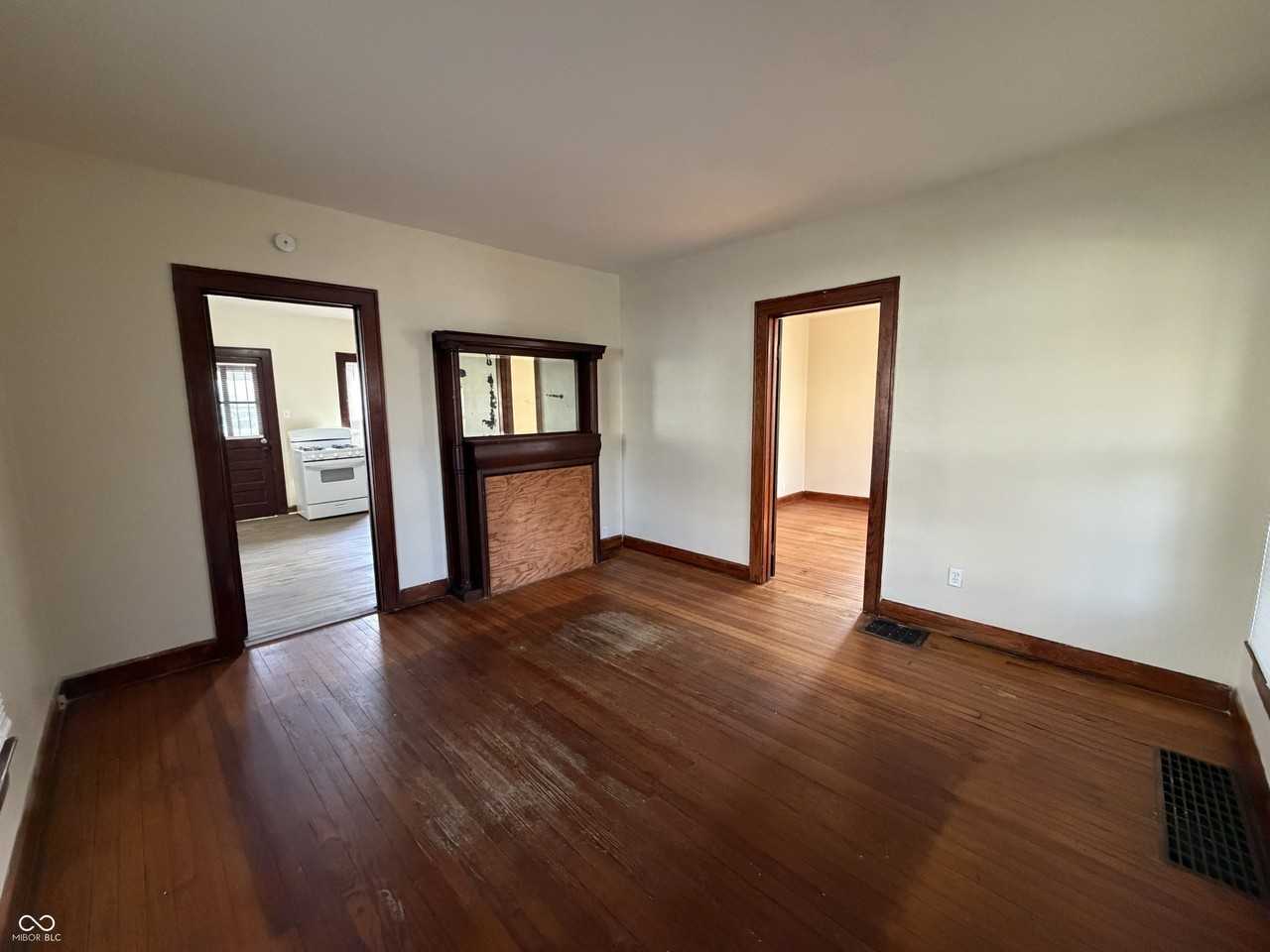 321 W 32nd St - Photo 4 of 14