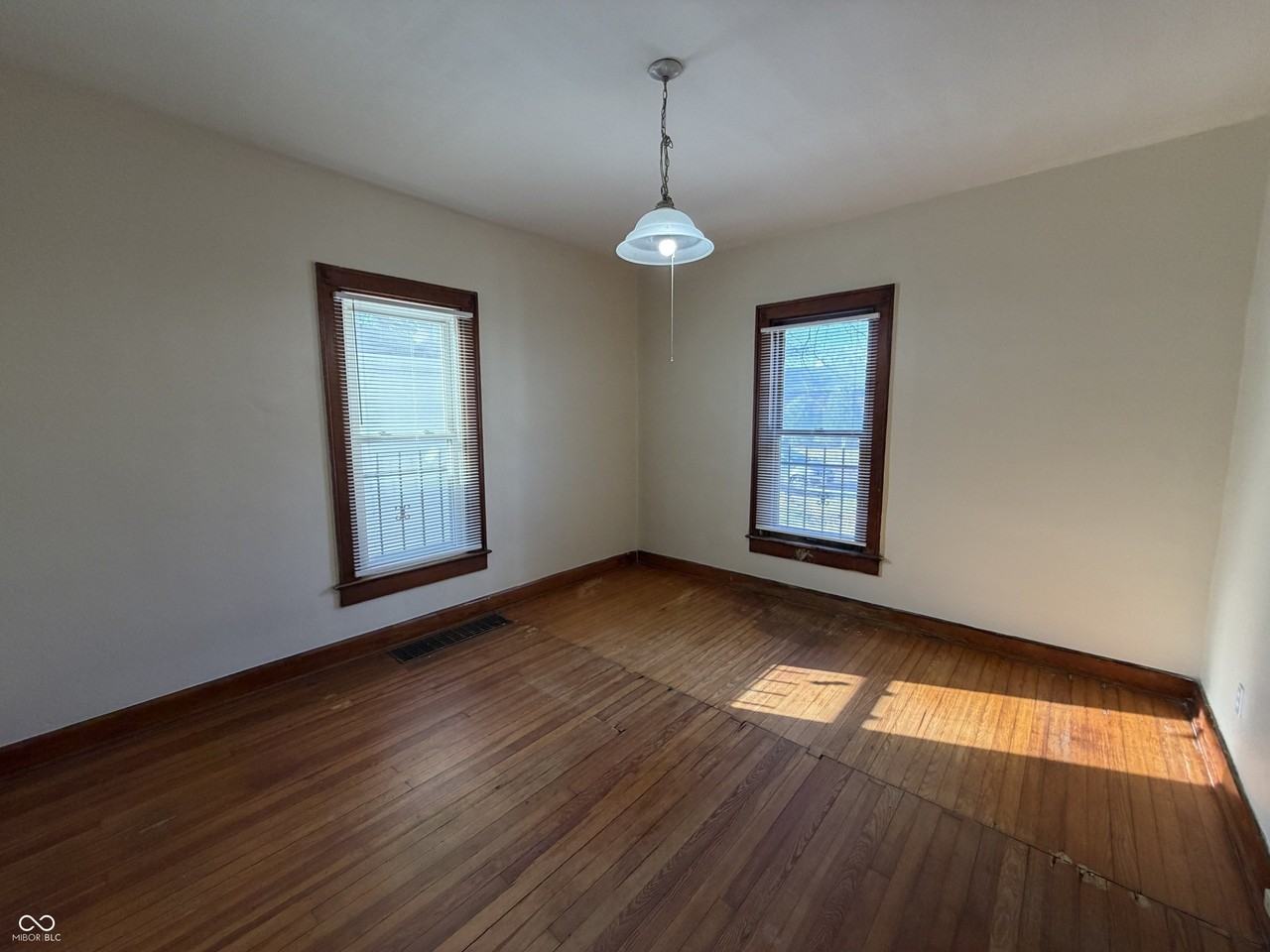 321 W 32nd St - Photo 5 of 14