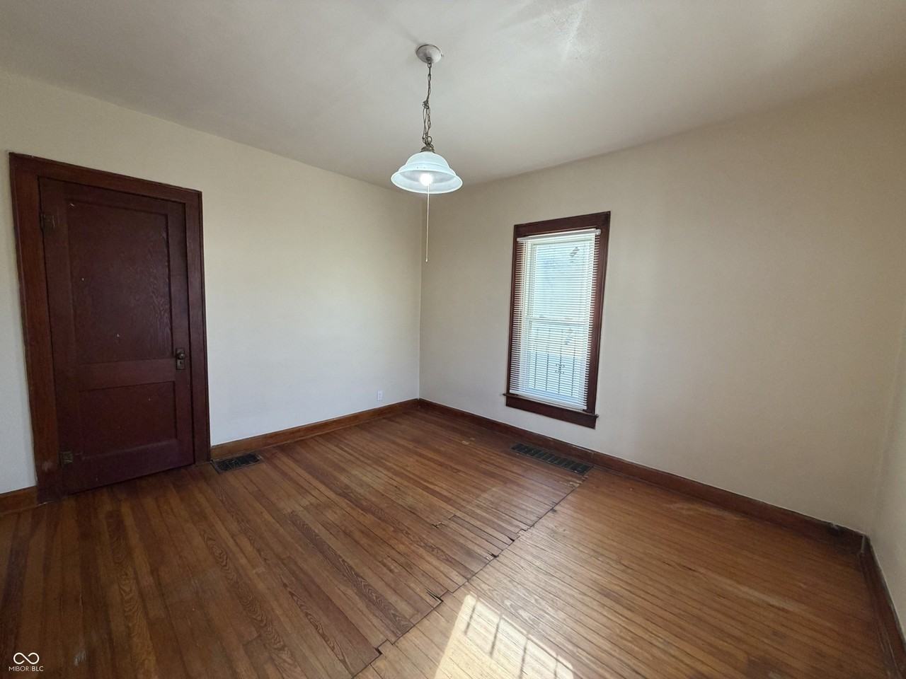 321 W 32nd St - Photo 6 of 14