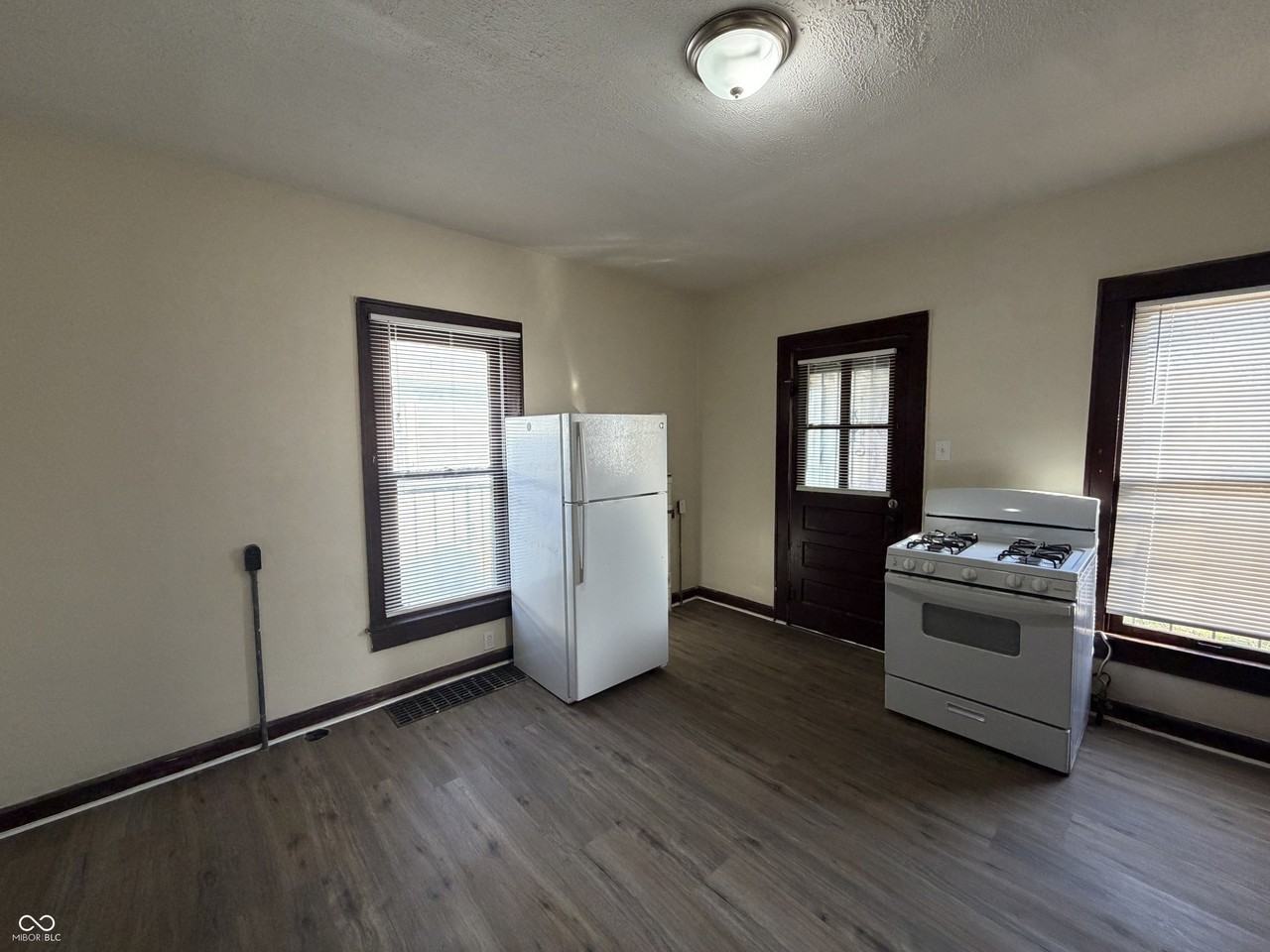 321 W 32nd St - Photo 7 of 14