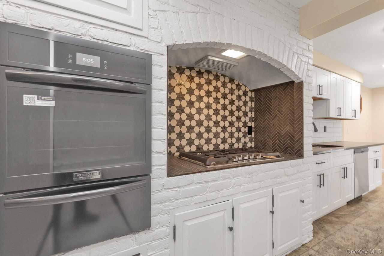 295 Plain Court unit: Right - Photo 7 of 17