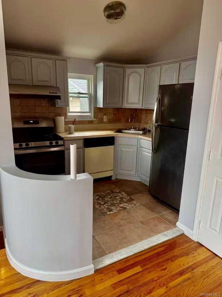 6126 173rd St - Photo 4 of 5